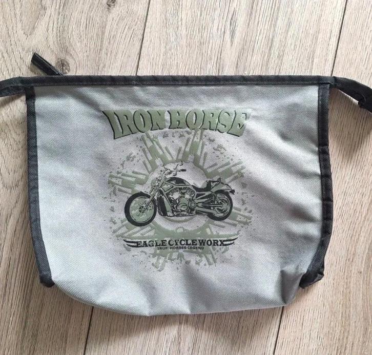 iron horse toilettas / etui met motorprint, Sieraden, Tassen en Uiterlijk, Toilettassen, Zo goed als nieuw, Heer of Dame, Grijs