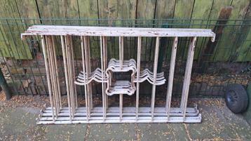 Antieke metalen hekwerk 5x102m breed beschikbaar voor biedingen