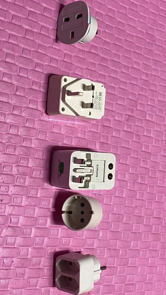 Set reisstekkers + wereldadapter met USB-lader, Muziek en Instrumenten, Kabels en Stekkers, Zo goed als nieuw, Apparatuur, Ophalen of Verzenden