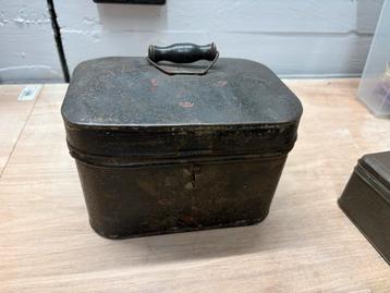Vintage Metalen Doos met Handvat beschikbaar voor biedingen