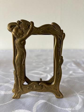 Art-nouveau messing fotolijst met vrouwenfiguur. 7 * 10. beschikbaar voor biedingen