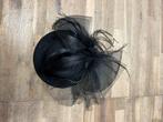 Elegante zwarte fascinator met veren en net, Xx, Hoed, Xx, One size fits all