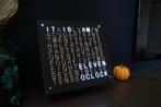 WoordKlok - Word clock - Wortuhr 30x30, Huis en Inrichting, Woonaccessoires | Klokken, Ophalen of Verzenden, Nieuw, Digitaal, Wandklok