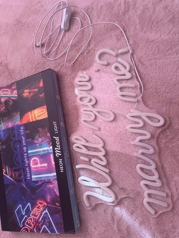 Neon Light ‘will you marry me?’ beschikbaar voor biedingen