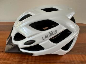  LACROS WITTE FIETSHELM   Maat: 56-60 beschikbaar voor biedingen