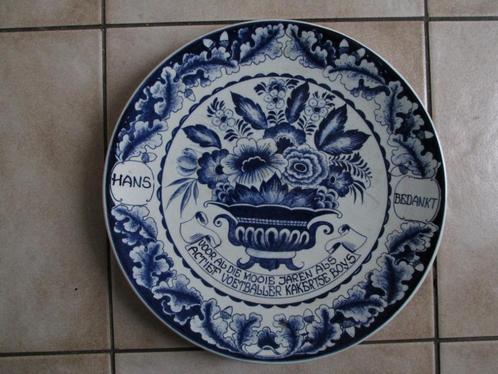 Kakert (Landgraaf): Kakertse Boys, Delfts Blauw Bord, Antiek en Kunst, Antiek | Wandborden en Tegels, Ophalen of Verzenden