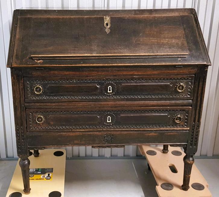 Een Antieke gesneden eiken drop-front balie of bureau., Antiek en Kunst, Antiek | Meubels | Kasten, Ophalen