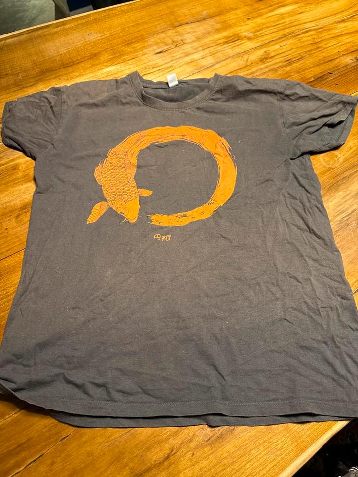 Grijs T-shirt met Koi Vis - Maat S, Kleding | Heren, T-shirts, Gedragen, Maat 46 (S) of kleiner, Grijs, Ophalen of Verzenden