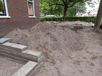Zandige grond (1 a 1 1/2 m3. Bereid bij te betalen) beschikbaar voor biedingen
