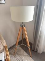Stijlvolle Staande Lamp met Houten Driepoot, Huis en Inrichting, Lampen | Vloerlampen, Ophalen, Zo goed als nieuw, Hout, 100 tot 150 cm