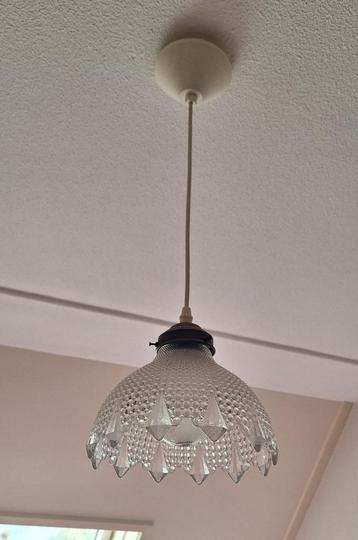 Hanglampje met geperst glazen kap beschikbaar voor biedingen