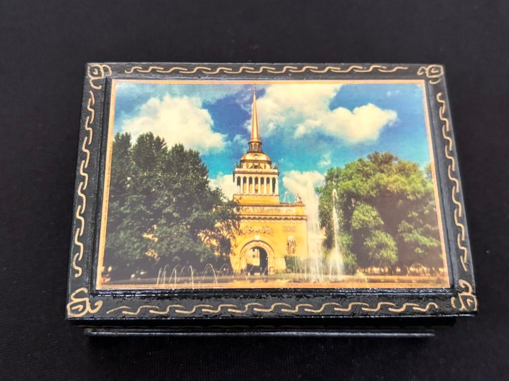 Russisch lakdoosje met Admiraliteit in Sint-Petersburg,, Antiek en Kunst, Curiosa en Brocante, Ophalen of Verzenden