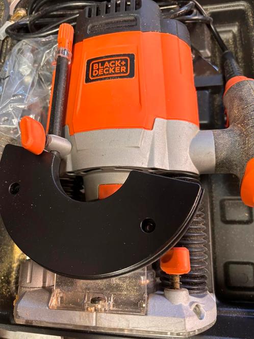 BLACK+DECKER KW1200E bovenfrees, Doe-het-zelf en Verbouw, Gereedschap | Freesmachines, Zo goed als nieuw, Elektrisch, Bovenfrees