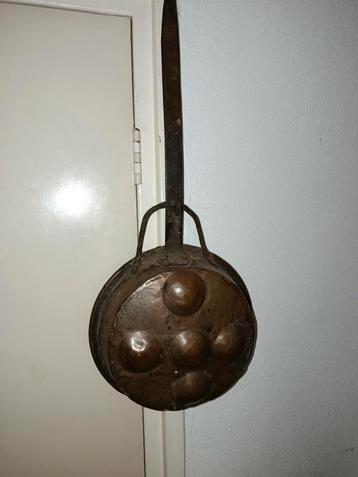 Antieke Koperen Pan met Bolletjes beschikbaar voor biedingen