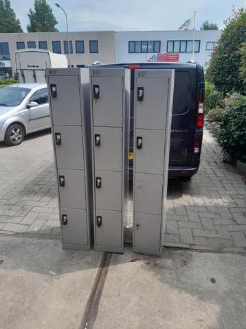 4 deurs lockerkast. beschikbaar voor biedingen