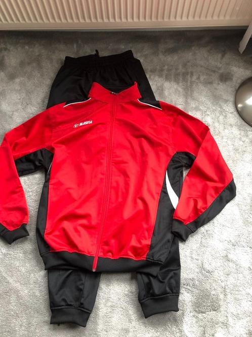 Nieuw zwart/rood trainingspak, jasje en broek v Masita M/L, Kleding | Heren, Sportkleding, Nieuw, Algemeen, Maat 48/50 (M), Zwart