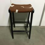 4 Barkrukken met koeienhuid - bruin - vierkant - TTM Wonen, Huis en Inrichting, TTM Wonen, Meubels – (Perzische) Tapijten en Woonaccessoires