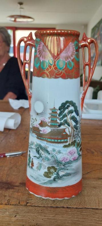 Chinese vaas beschikbaar voor biedingen