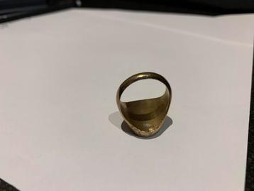 Ring goudkleurig beschikbaar voor biedingen