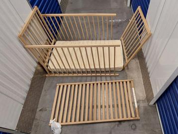 Kinderbedje hout + toebehoren (Ikea) beschikbaar voor biedingen