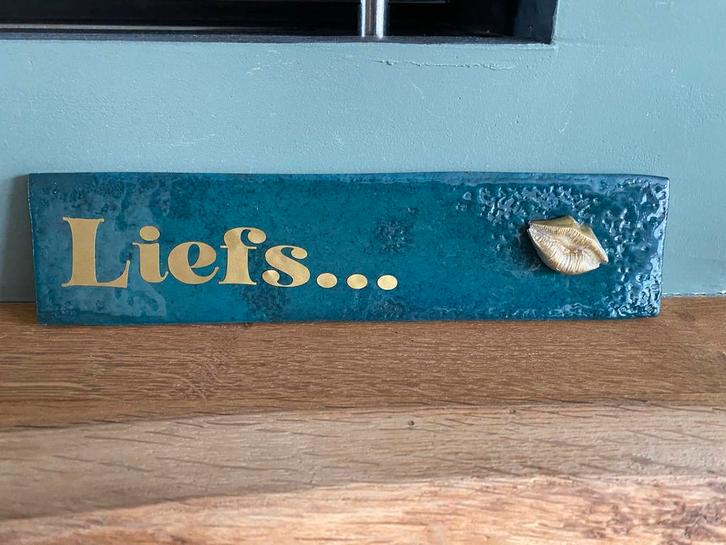 Handgemaakt 3D Tegeltje KUSSS, Huis en Inrichting, Woonaccessoires | Tekstborden en Spreuken, Nieuw, Ophalen of Verzenden