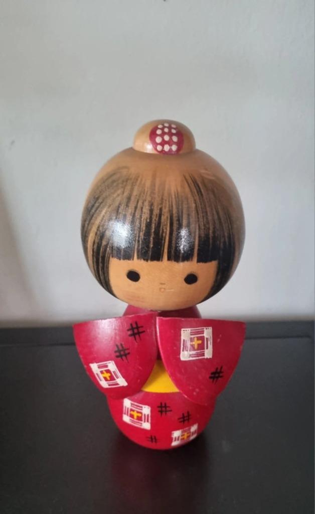 Vrolijke kokeshi "Benikasuri" van Sakutaro Otani, Antiek en Kunst, Kunst | Niet-Westerse kunst, Verzenden