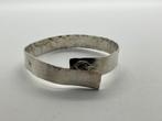 Z410 Prachtige zilveren modernist armband gehamerd, Sieraden, Tassen en Uiterlijk, Armbanden, Ophalen of Verzenden, X, Zilver