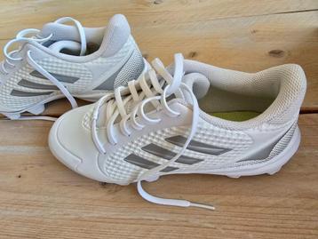 ZGAN Sportschoenen Adidas maat 40 met noppen beschikbaar voor biedingen