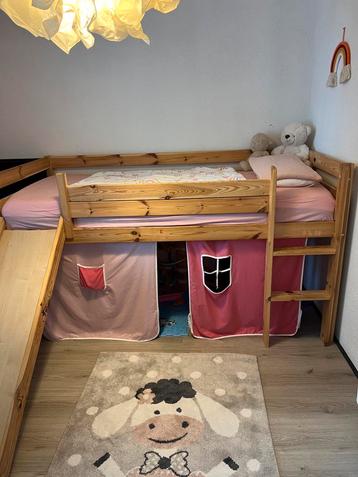 Leuk kinderbed met glijbaan inclusief matras beschikbaar voor biedingen
