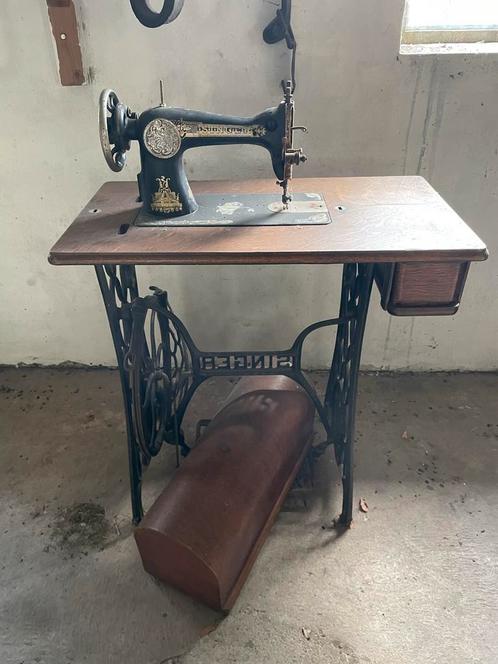 Antieke Singer Naaimachine met Tafel, Antiek en Kunst, Antiek | Naaimachines, Ophalen
