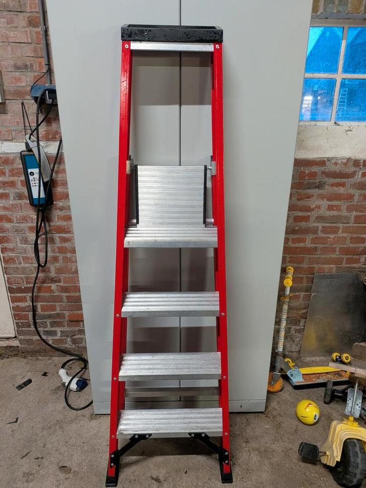 Kelfort Plateau Trap 1x4 Rood Lichtgewicht vrijwel Nieuw!, Doe-het-zelf en Verbouw, Ladders en Trappen, Zo goed als nieuw, Trap