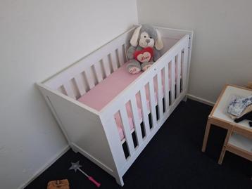 Kinderbedje met een commode kast Gratis beschikbaar voor biedingen