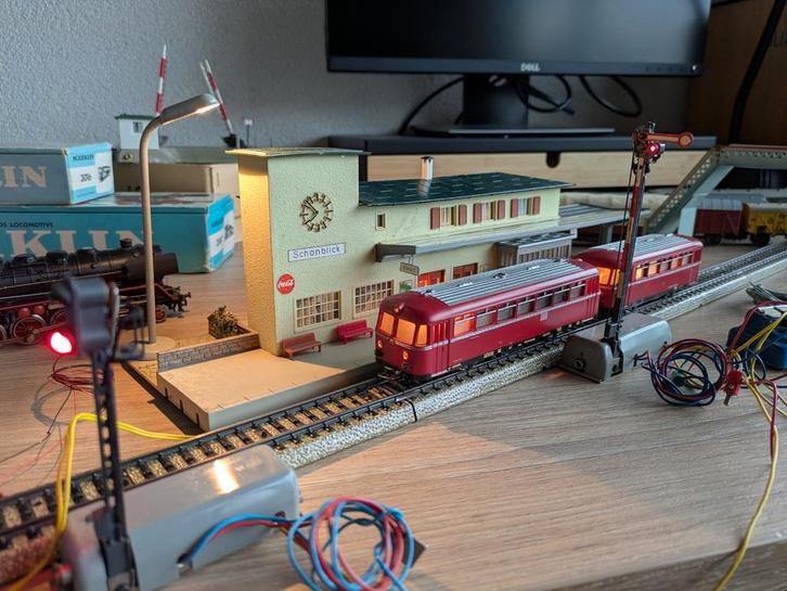 Oude Märklin set, 3 locs, 27 wagens, rails, seinen, huisjes, Hobby en Vrije tijd, Modeltreinen | H0, Gebruikt, Treinset, Wisselstroom