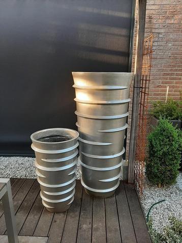 2 grote Bloempotten beschikbaar voor biedingen