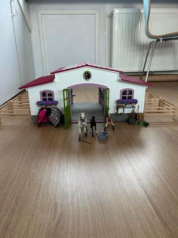Schleich manege, poetsplaats, dierenarts, autotrailer en los beschikbaar voor biedingen