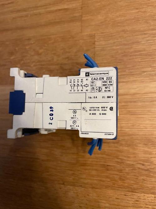 Telemecanique CA2-EN 222 24V DC relais, Hobby en Vrije tijd, Elektronica-componenten, Gebruikt, Ophalen of Verzenden