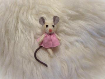 Baby muisje van viltwol - 7 cm - muizenhuis - blythe beschikbaar voor biedingen