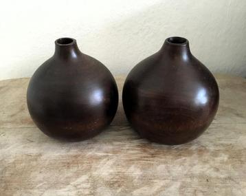 Twee houten vaasje beschikbaar voor biedingen
