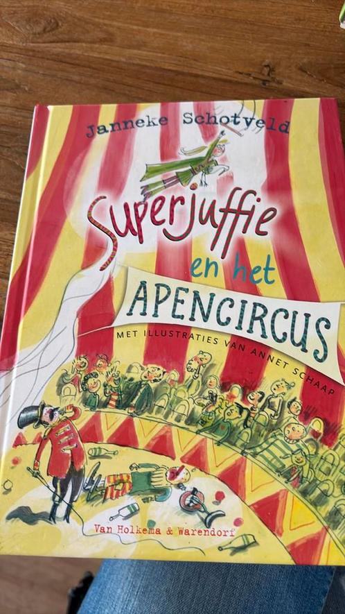 Janneke Schotveld - Superjuffie en het apencircus € 5, Boeken, Kinderboeken | Jeugd | onder 10 jaar, Zo goed als nieuw, Ophalen of Verzenden
