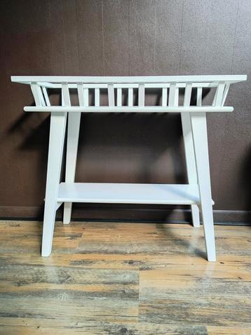 Sidetable wit beschikbaar voor biedingen