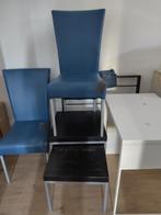 Gratis: twee stoelen, een bureau, en twee bijzettafels., Ophalen, Gebruikt