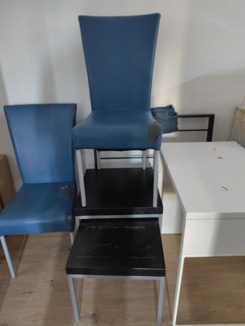 Gratis: twee stoelen, een bureau, en twee bijzettafels., Huis en Inrichting, Overige Huis en Inrichting, Gebruikt, Ophalen