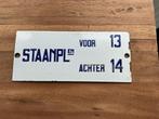 EMAILLE BORD MET BLAUWE OPGELEGDE LETTERS, Antiek en Kunst, Antiek | Emaille, Verzenden