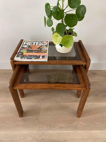 Twee vintage bijzettafels met rookglas jaren 70 beschikbaar voor biedingen