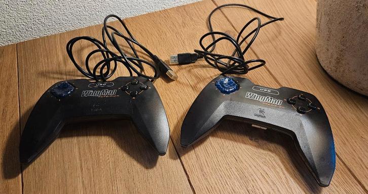 Logitech WingMan Precision gamepad 2x nieuwstaat, Computers en Software, Joysticks, Zo goed als nieuw, Ophalen of Verzenden