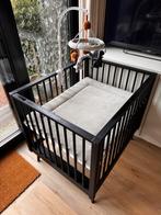 Zwarte Box met Matras en beige Boxkleed, Ophalen of Verzenden, Zo goed als nieuw, Vierkant, In hoogte verstelbaar