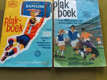 2 plakboeken voetbalclub emblemen binnen-en buitenland beschikbaar voor biedingen