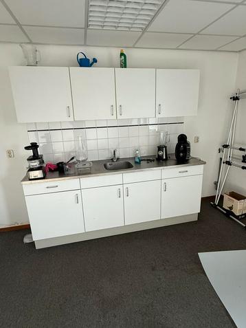 Nette schone complete keuken beschikbaar voor biedingen