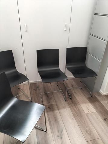 Set van 4 Italiaanse zwarte stoelen  beschikbaar voor biedingen