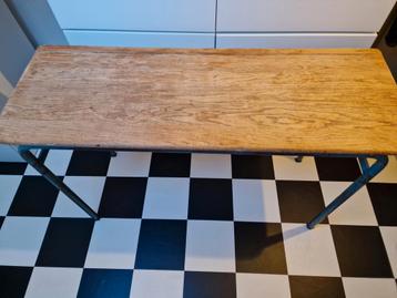 Stoere industriële tafel/sidetable beschikbaar voor biedingen
